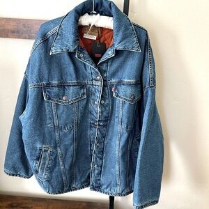 Levi’s oversized vintage style denim trucker jacket, women’s size Medium, NWT